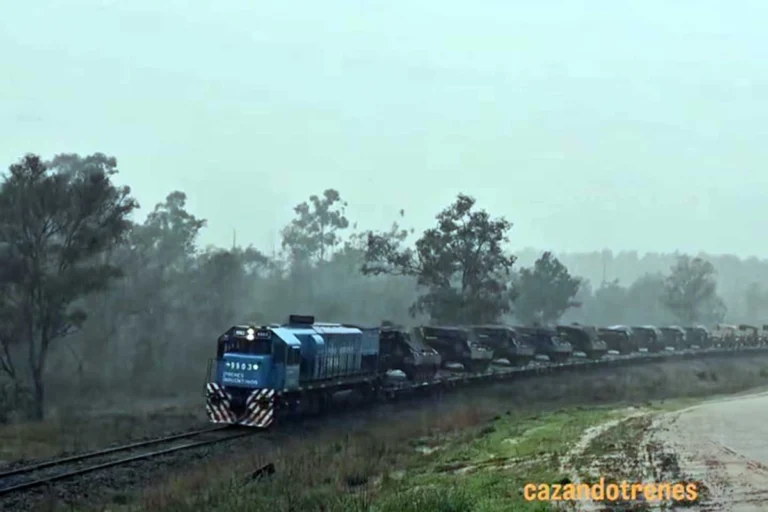 Un vistazo impactante al transporte militar por tren hacia Brasil