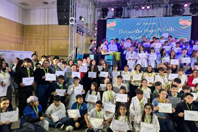Reconocimiento al Estudiante Solidario: Un Acto de Emoción y Valores en Concordia