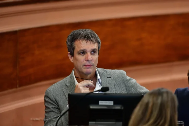 Cresto exige claridad al gobierno sobre cambios en la educación de jóvenes y adultos