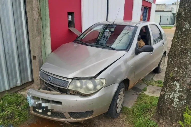 Conductor ebrio se queda dormido y destroza comercio en Concordia
