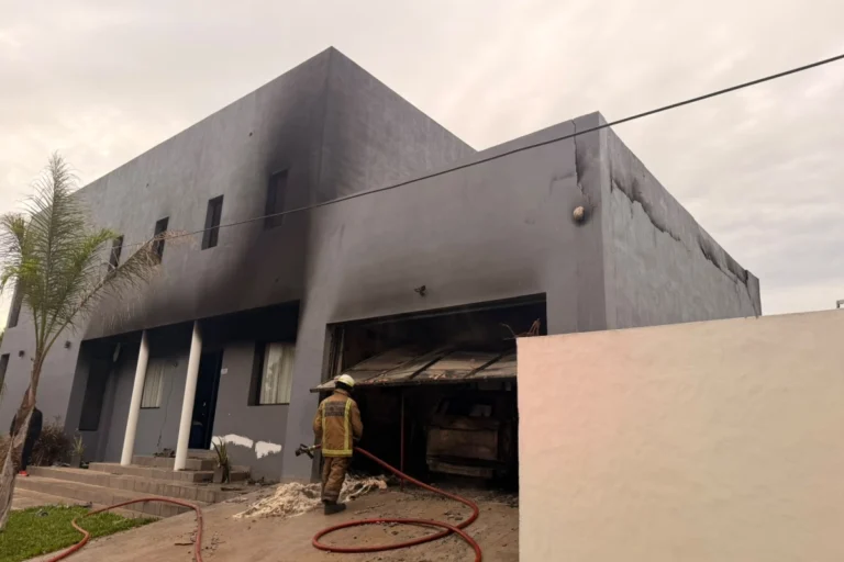 Incendio Devastador en Concordia: Un Vehículo Causa Pérdidas Totales