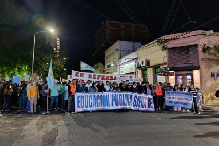 Concordia se Une en una Masiva Marcha por el Financiamiento Universitario Concordia se Une en una Masiva Marcha por el Financiamiento Universitario