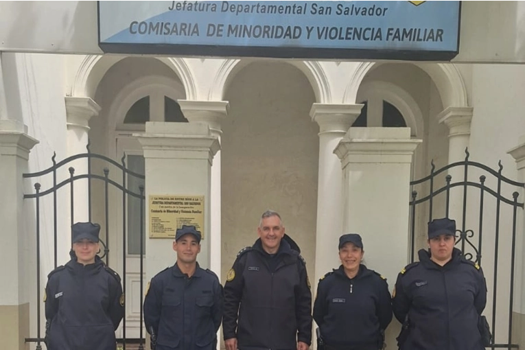 Niño de tres años hallado solo en San Salvador: una rápida intervención policial salvó la situación Niño de tres años hallado solo en San Salvador: una rápida intervención policial salvó la situación
