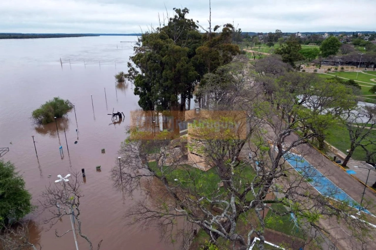 El río Uruguay supera los 10 metros y afecta la Costanera El río Uruguay supera los 10 metros y afecta la Costanera