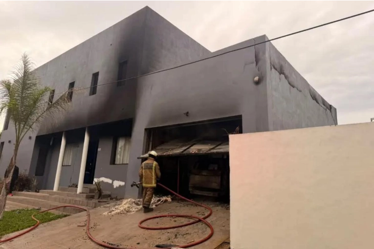Incendio Devastador en Concordia: Dos Vehículos Destruidos y Daños en una Vivienda Incendio Devastador en Concordia: Dos Vehículos Destruidos y Daños en una Vivienda