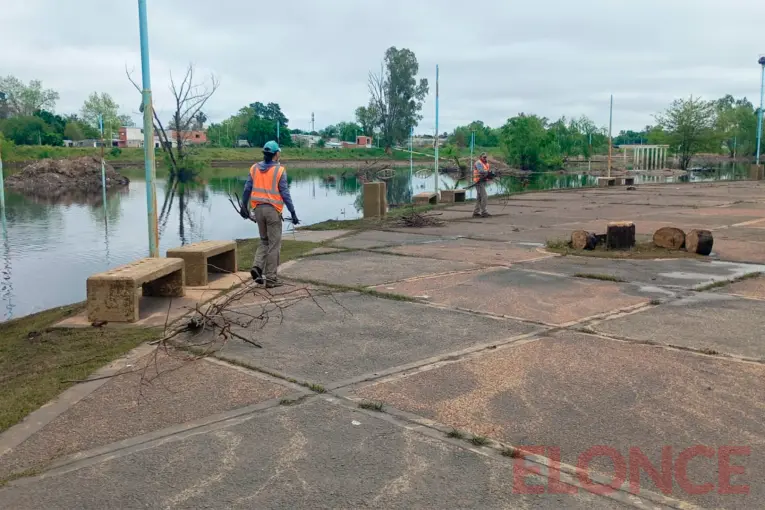 El río Uruguay se retira y vecinos de Concordia inician la limpieza de sus hogares El río Uruguay se retira y vecinos de Concordia inician la limpieza de sus hogares