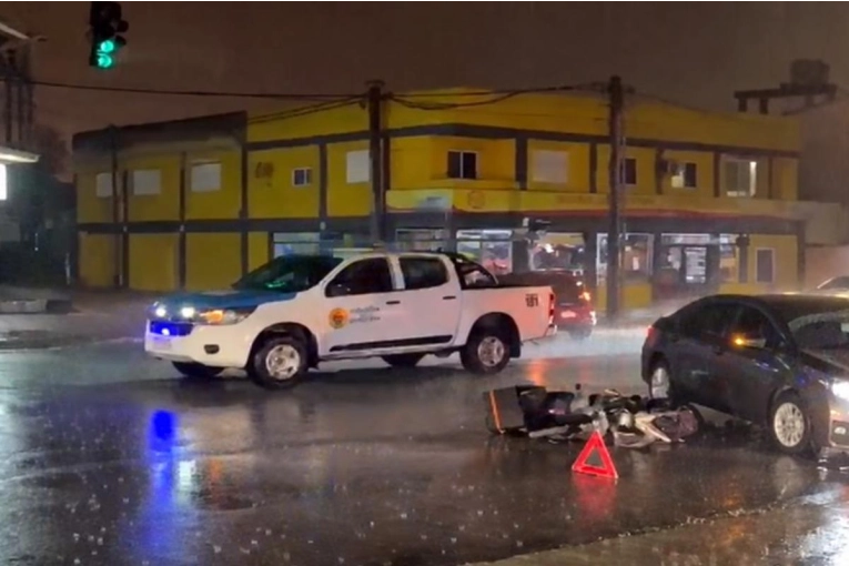 Motociclista Hospitalizada Tras Accidente en Intersección Semaforizada Motociclista Hospitalizada Tras Accidente en Intersección Semaforizada