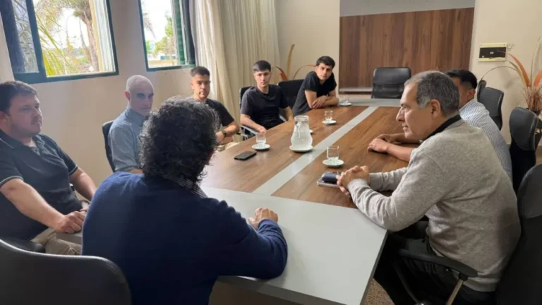 Estudiantes de Ingeniería Civil y el Intendente de Federación Colaboran en Proyecto Turístico